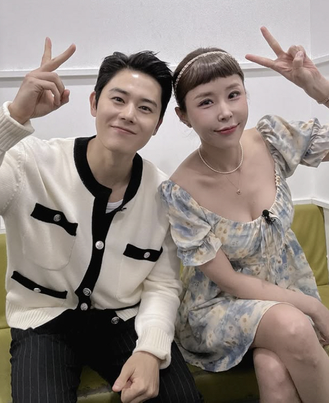 '쌍꺼풀 재수술' 신지, 달라진 얼굴로 김동준과 셀카..선남선녀 케미
