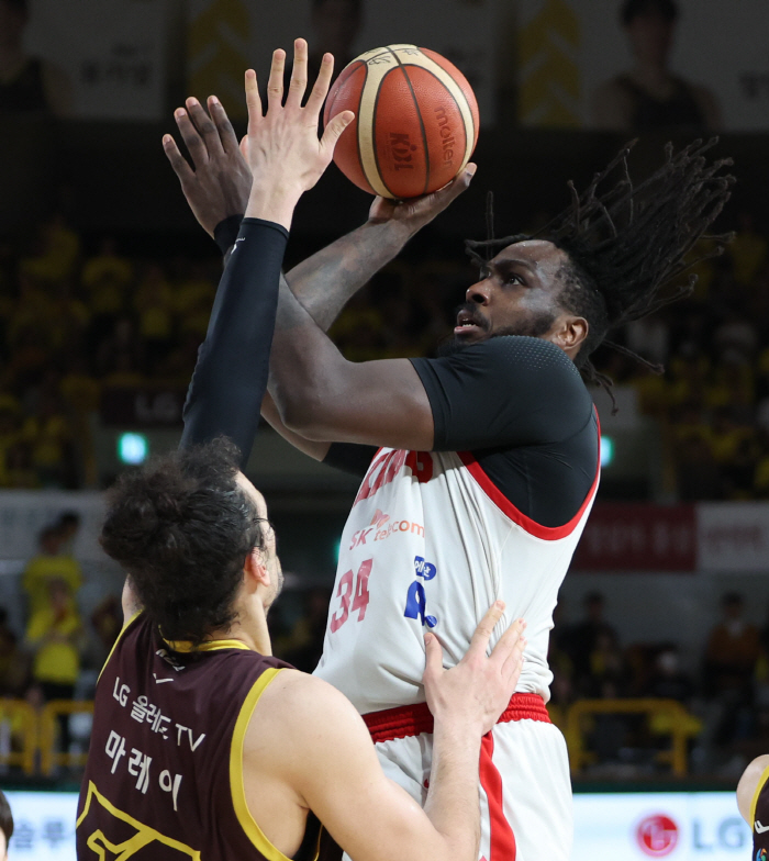 [현장리뷰]'0% 기적을 쏜다!' 서울 SK 美쳤다! LG 54-51 잡…