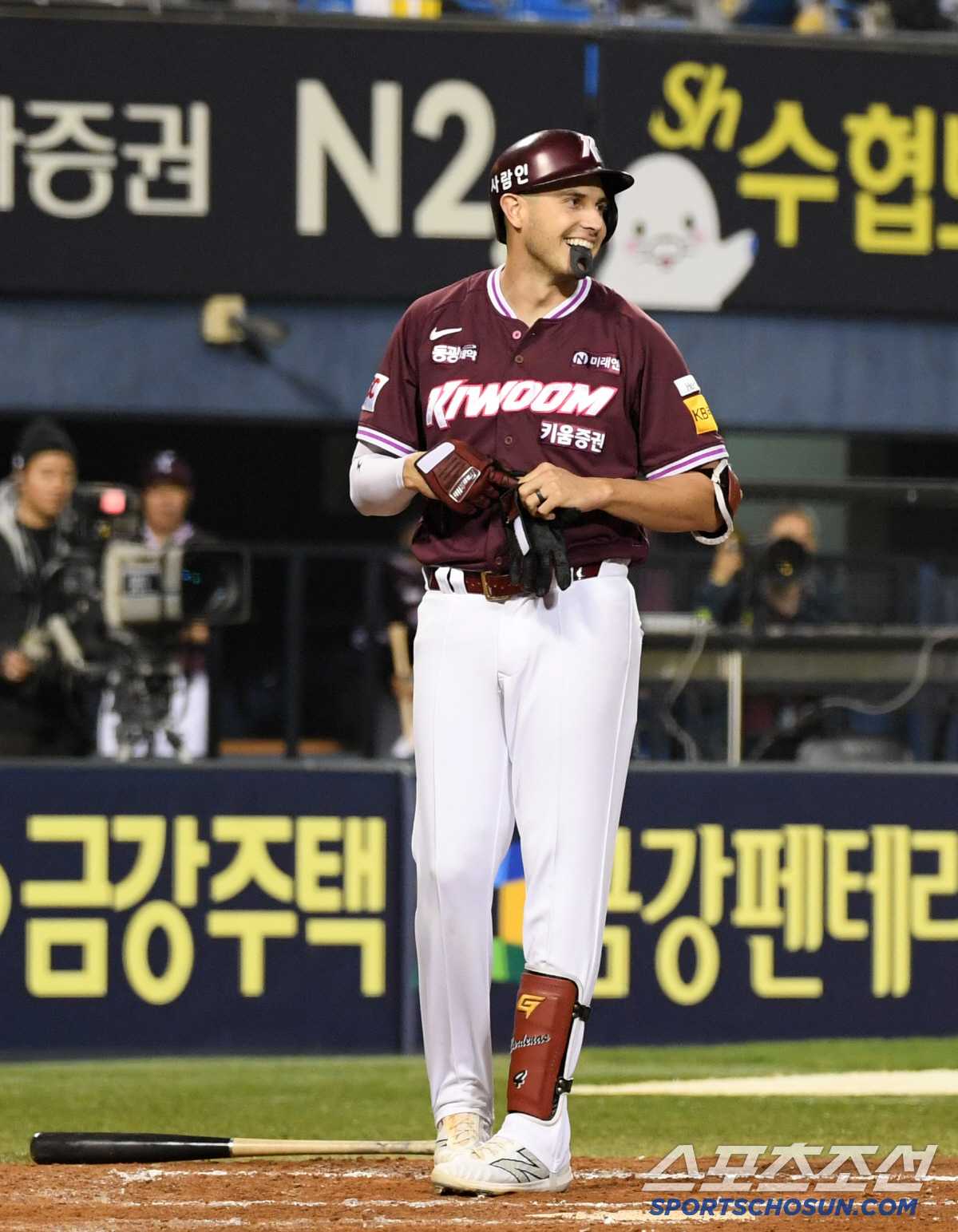 '아찔한 헤드샷' 연신 고개 숙인 임찬규...웃으며 다가온 카디네스[잠실…