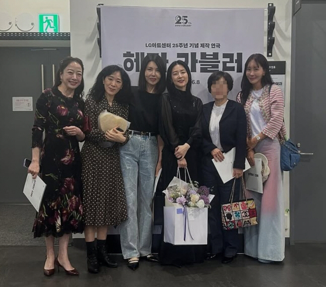 '인맥 끝판왕' 김정은, 백지연·노현정과 ‘헤다 가블러’ 관람…이영애와 우정 인증
