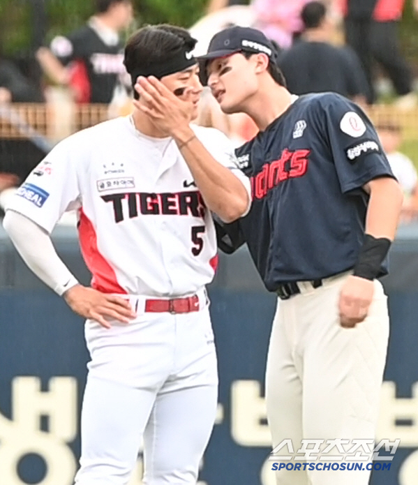 '꽃미남 깔끔헤어' 김도영, 절친 윤동희와 그라운드 만남에 훈훈
