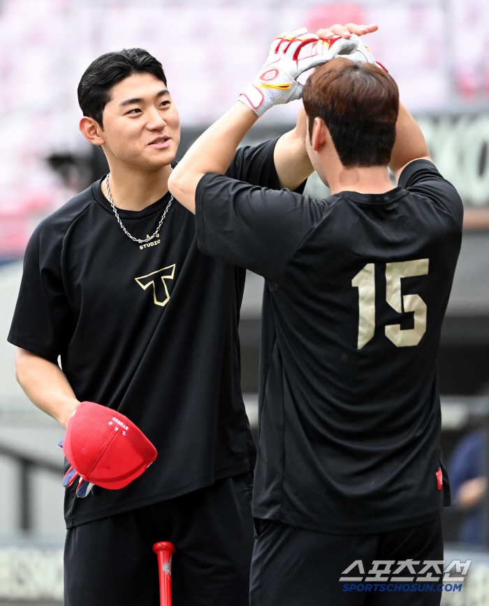 '꽃미남 깔끔헤어' 김도영, 절친 윤동희와 그라운드 만남에 훈훈[광주 스…