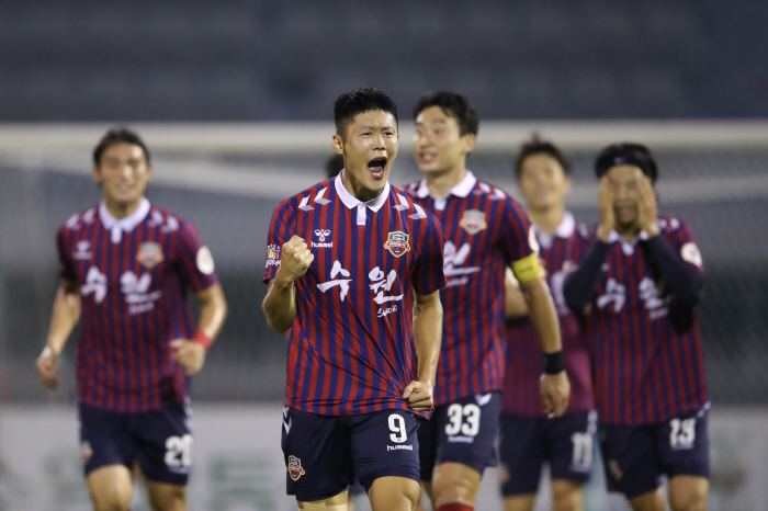 수원FC 승격주역 안병준, 18일 대전과 홈경기서 은퇴식 개최…아들과 뜻…