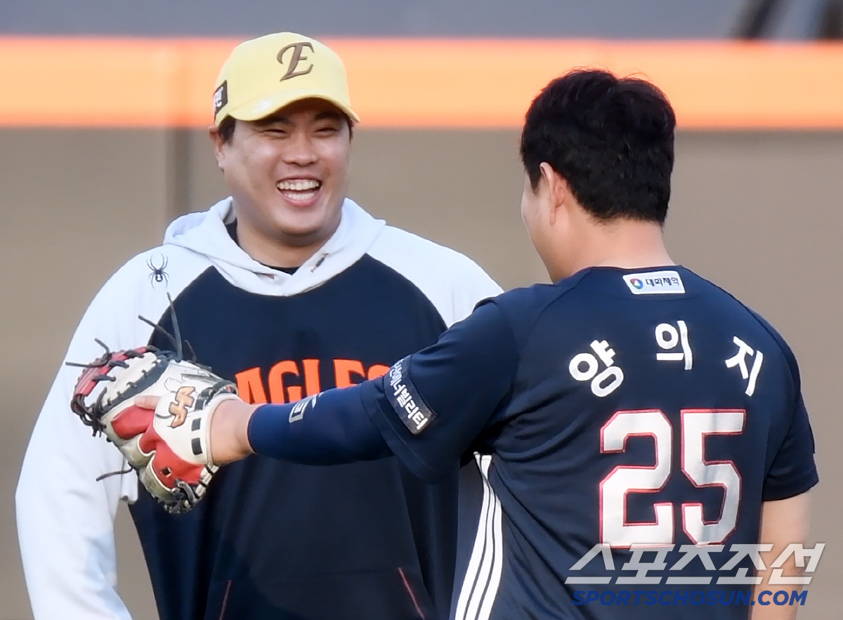 양의지 놀리는 폰세의 '무성의 타법', 적과 친구사이 오간 곰과 독수리의…