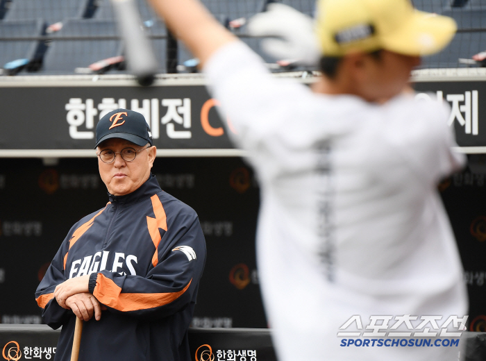 비 맞으며 훈련 지켜본 달 감독, 경기 취소됐지만 선수들 끝까지 챙겼다 …