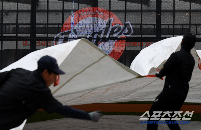 비 맞으며 훈련 지켜본 달 감독, 경기 취소됐지만 선수들 끝까지 챙겼다 …