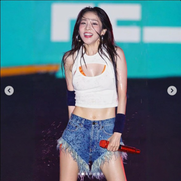 산다라박, 흠뻑 젖은 무대 위 찢은 피지컬…"몸매 관리 미쳤다"