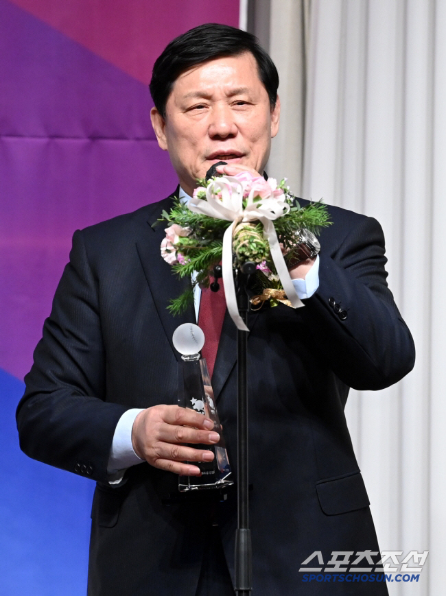 '연고이전' 떠올렸던 허구연 총재, 'NC 새 보금자리' 마련한 김두겸 …