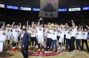 프로농구 LG, 창단 28년 만에 첫 우승…39세 허일영 MVP(종합2보)