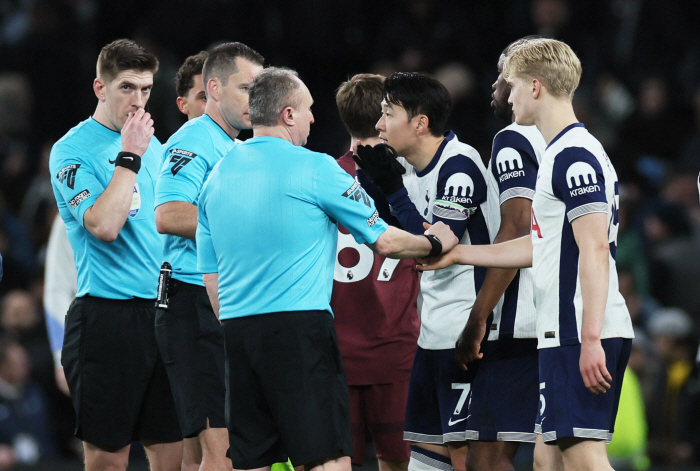 "흥민이형, 말 좀 해줘!" EPL 심판 접근 규정, 새 시즌부터 변경