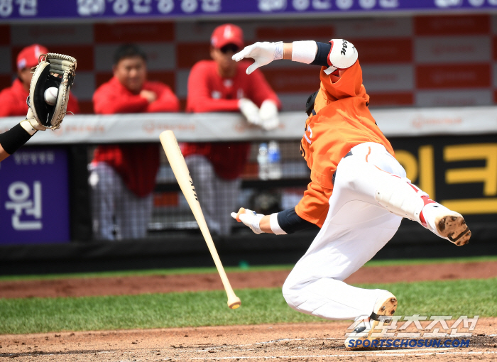 [포토] 김광현 사구에 놀란 최재훈