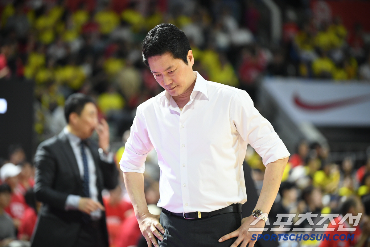 [현장인터뷰] "모든 결과는 다 내 책임" SK 전희철 감독이 눈물을 참…