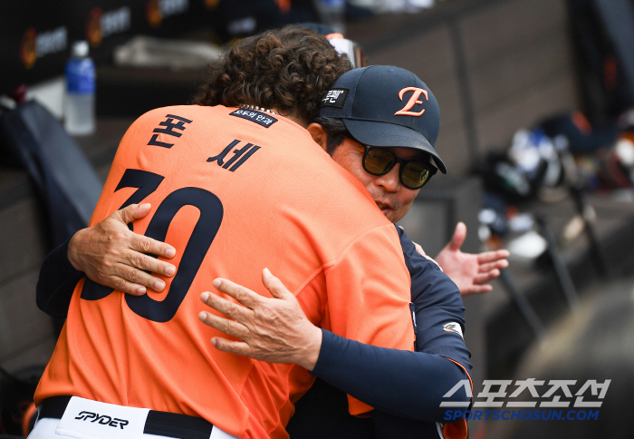 [포토] 양상문 코치 축하받는 폰세