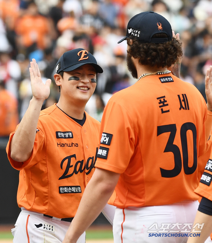 [포토] 천금 홈보살 이진영, 폰세와 하이파이브