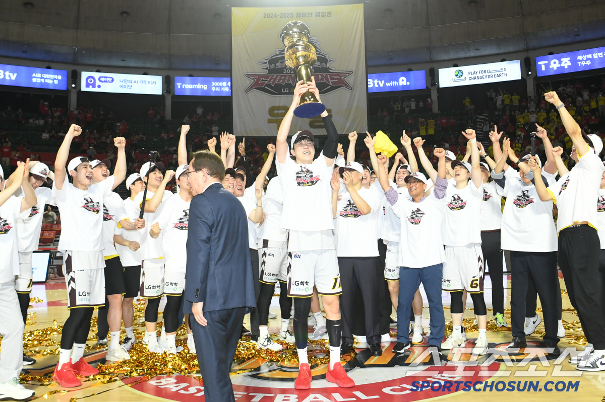 [현장인터뷰] 최고령 MVP 허일영. 끝없는 조상현 감독 '디스' "너무…