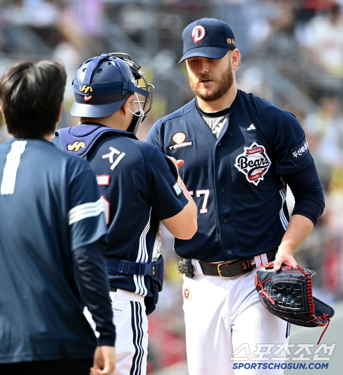 콜어빈이 달라졌어요. 캡틴-코치와 뜨거운 포옹→원정팬에 감사 인사까지..…