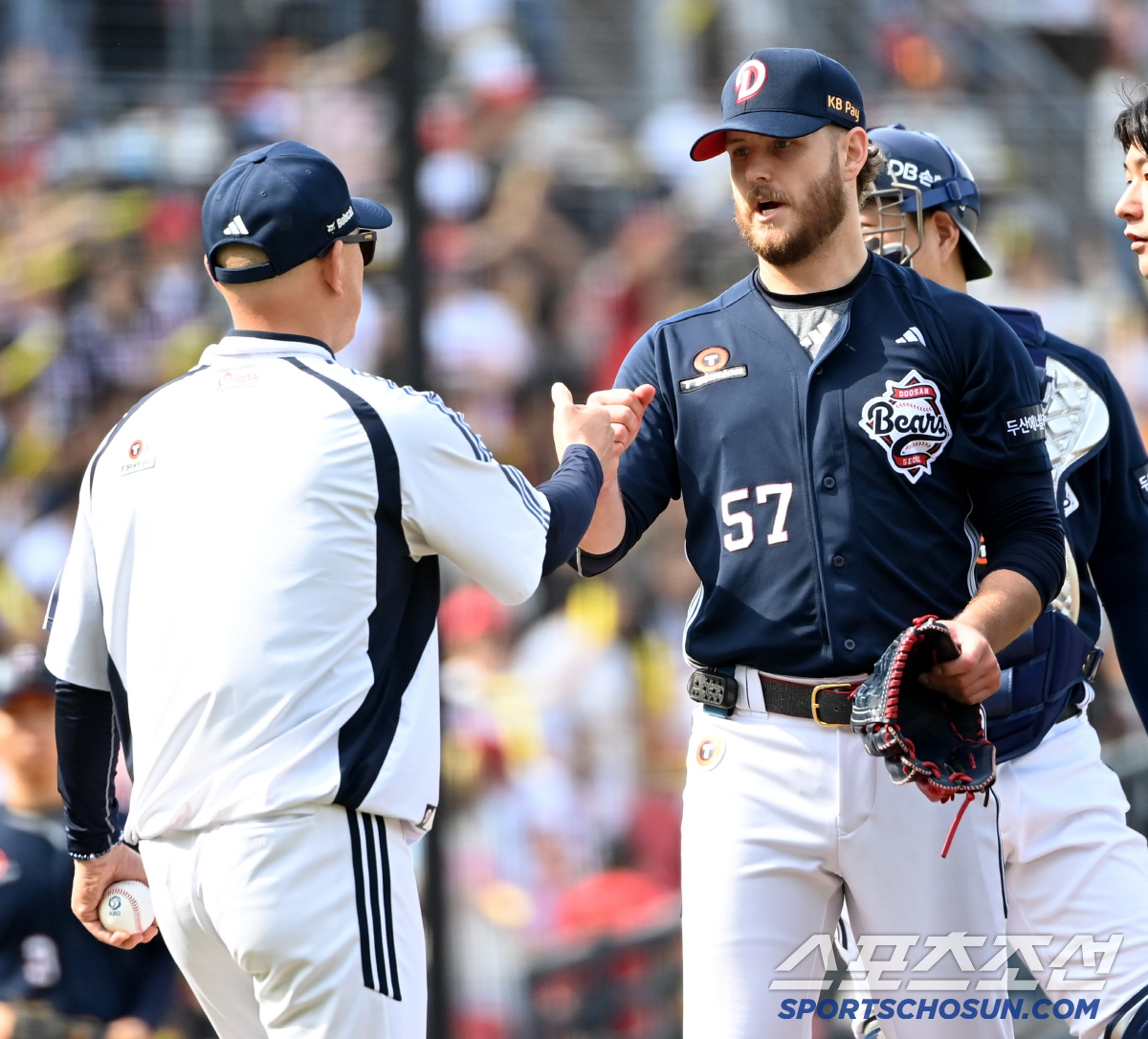 콜어빈이 달라졌어요. 캡틴-코치와 뜨거운 포옹→원정팬에 감사 인사까지..…