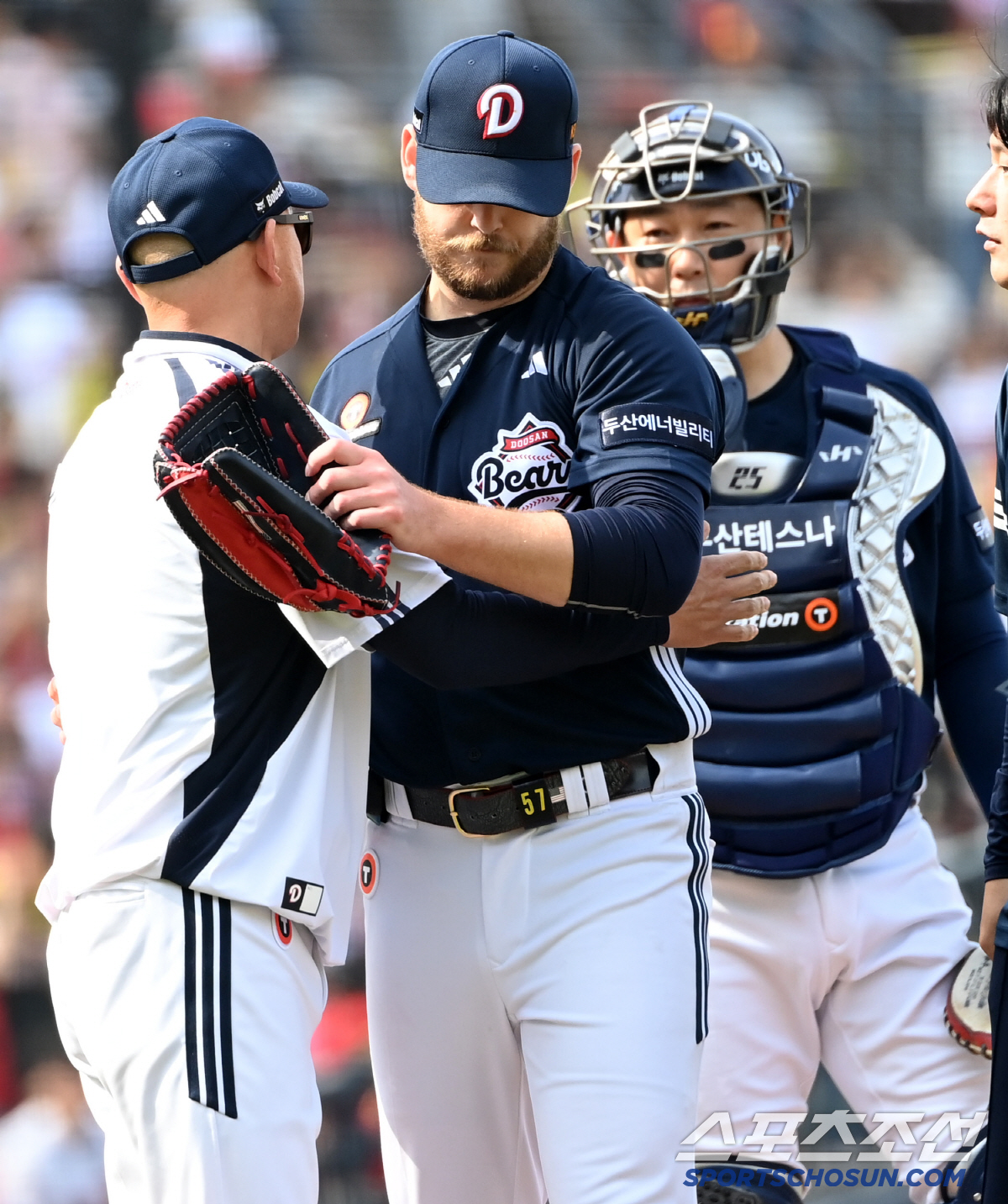 콜어빈이 달라졌어요. 캡틴-코치와 뜨거운 포옹→원정팬에 감사 인사까지..…