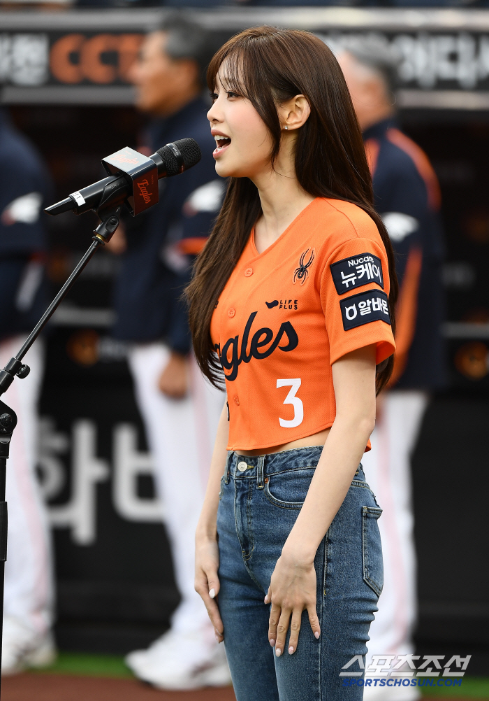 [포토] 애국가 부르는 츄