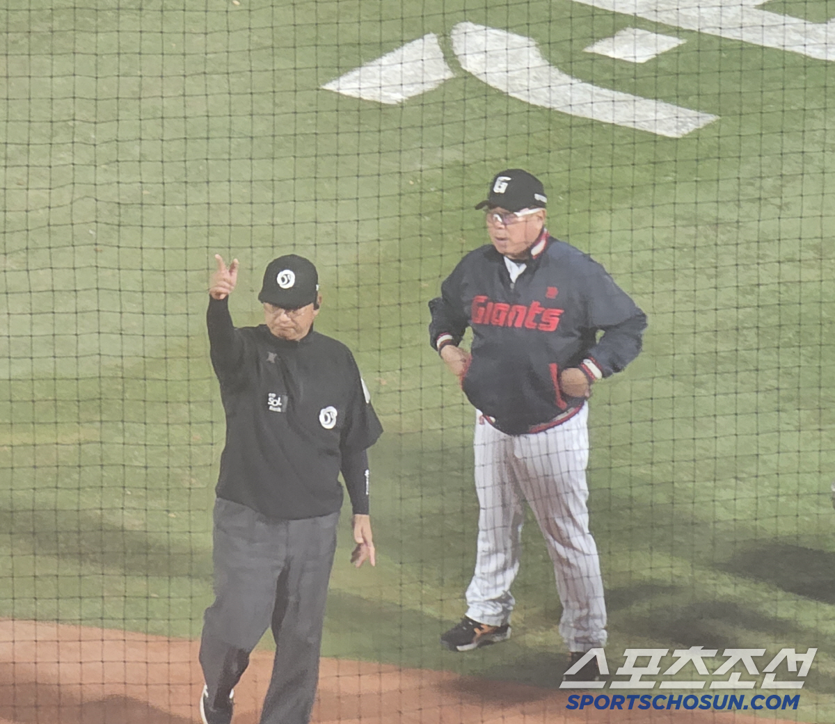 "배트에 맞았잖아" 김태형 감독 분노 대폭발 → 19년차 베테랑과 동반…