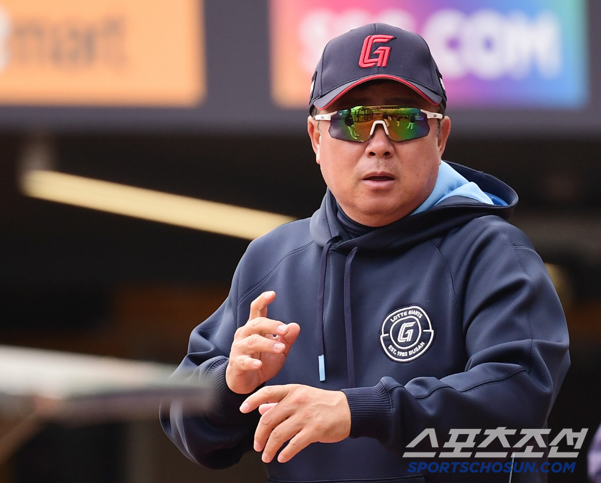 "배트에 맞았잖아" 김태형 감독 분노 대폭발 → 19년차 베테랑과 동반…