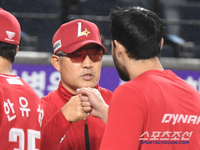 [포토] 화이트 맞이하는 이숭용 감독