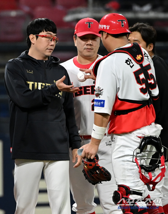 [포토] 2승 달성 양현종, 기념구 잘 챙겨야죠