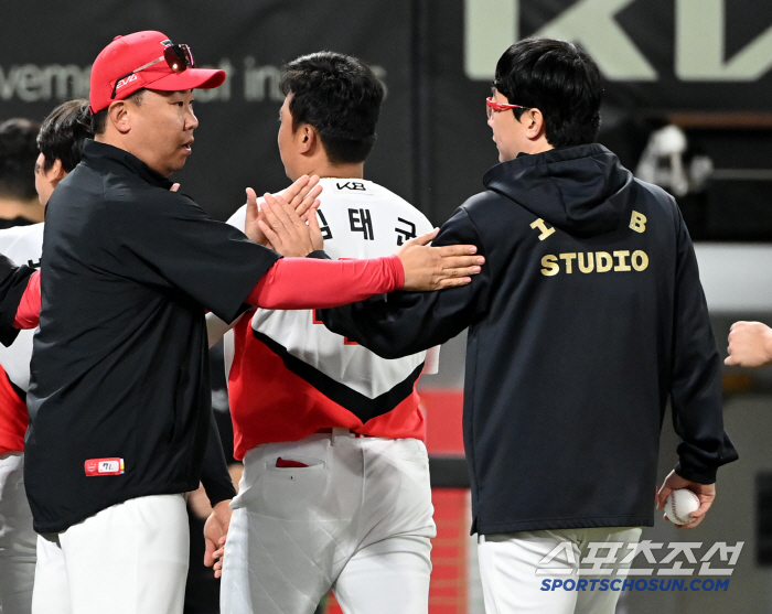 [포토] 이범호 감독, 양현종 승리 축하