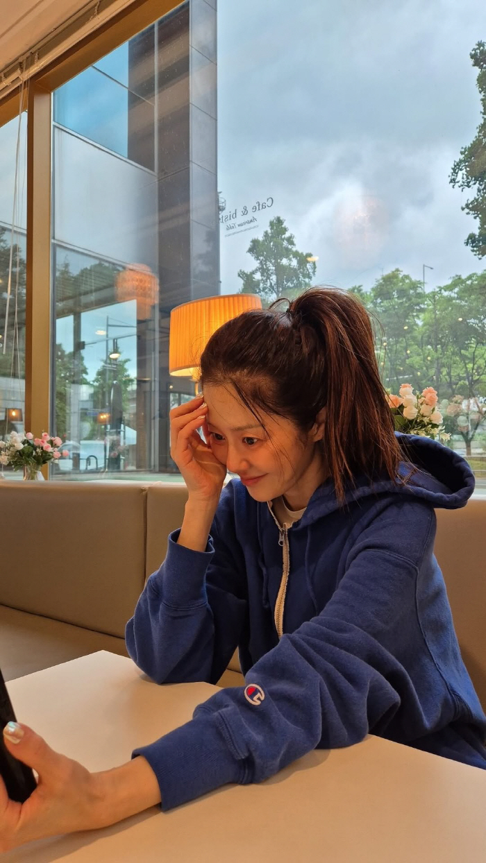 고현정, 마스크+모자 없이 스타필드行..인파 속 '나홀로 독서 삼매경'