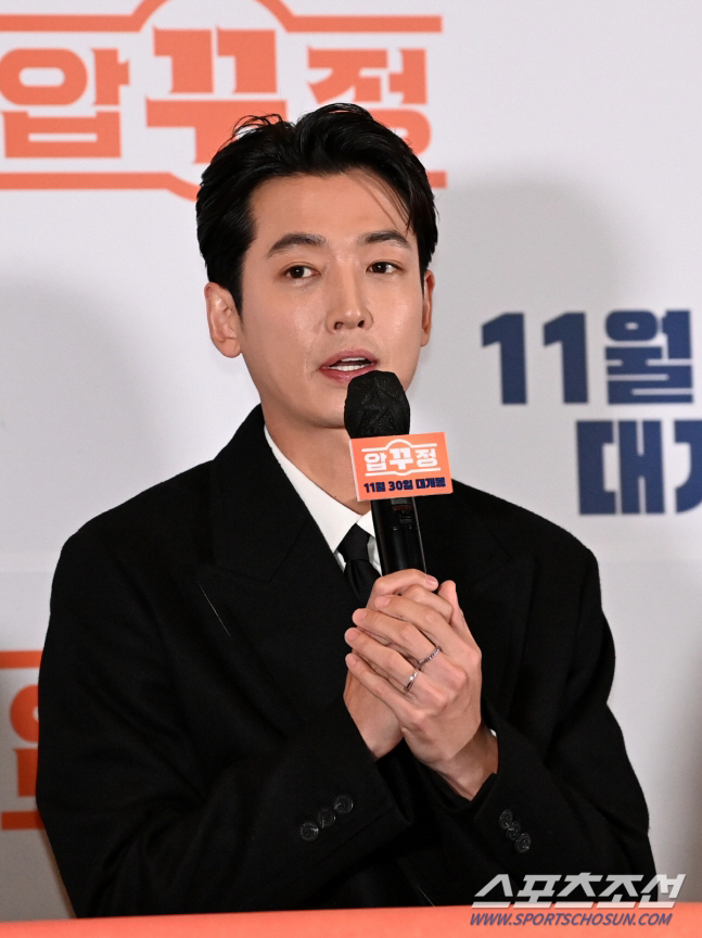 '수영♥' 정경호, 반지 낀 손에 의미심장 