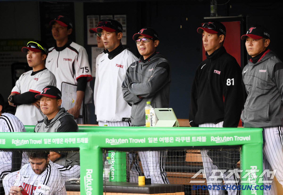 "볼넷·주루사·실책…비기기만 해도 됐는데" 염경엽의 한탄, 1위 안심 못…