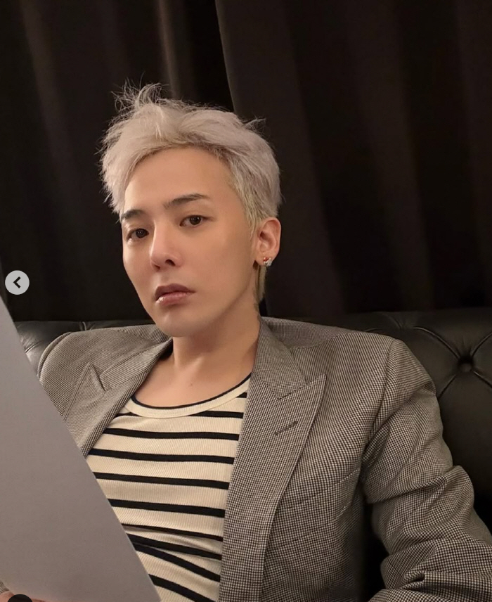 지드래곤, 잠든 모습도 굴욕 없네..침대 위 '베이비 페이스'
