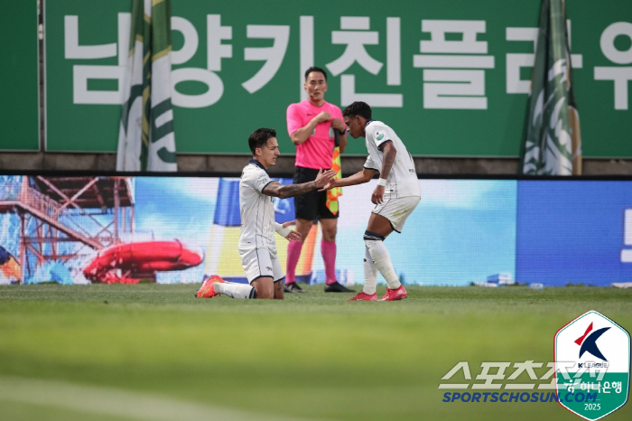 '에울레르-아이데일 연속골' 이랜드, '채프먼 퇴장' 김포에 2-1 승 …