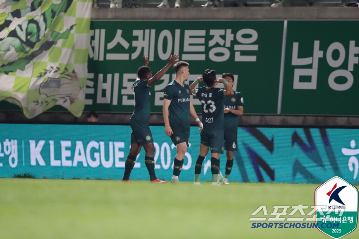 '에울레르-아이데일 연속골' 이랜드, '채프먼 퇴장' 김포에 2-1 승 …