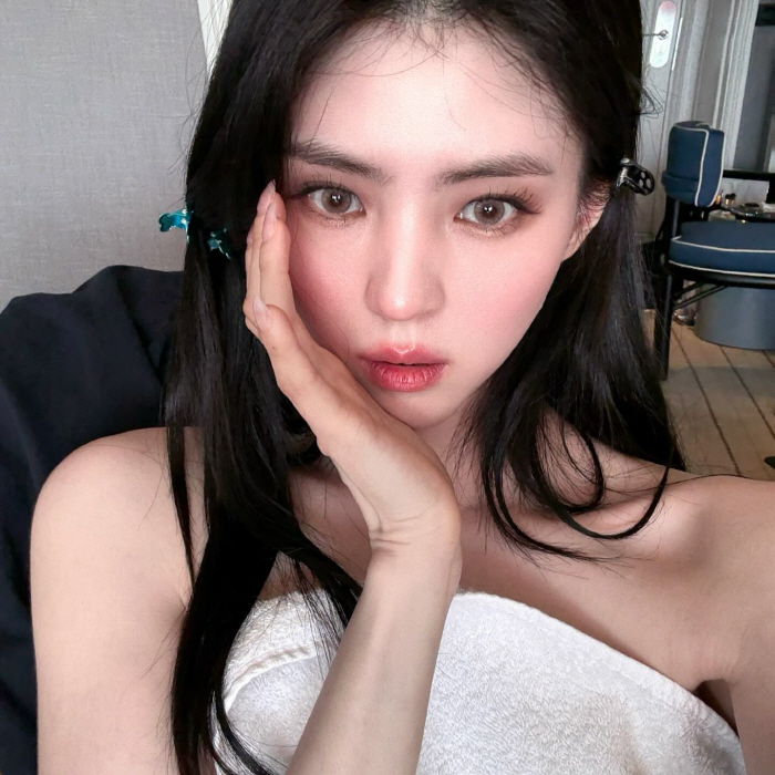 [SCin스타] 타올만 두르고 셀카 찍은 한소희, 칸에서 전한 美친 비주…