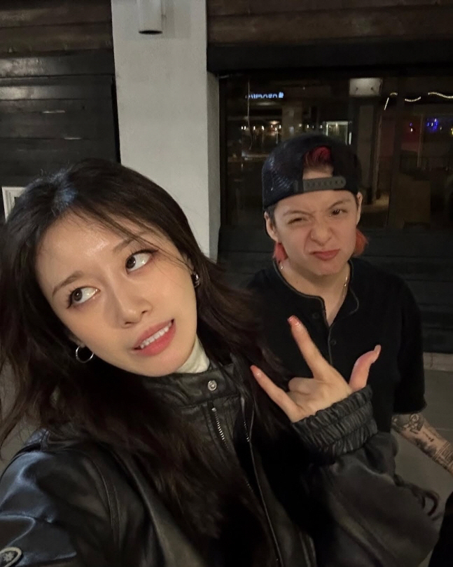 [SCin스타] 티아라 지연·f(x) 엠버, 찐친이었어? 문신·브이포즈로…