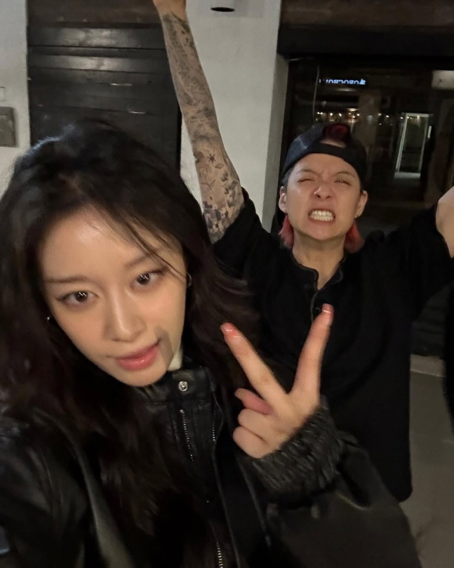 [SCin스타] 티아라 지연·f(x) 엠버, 찐친이었어? 문신·브이포즈로…