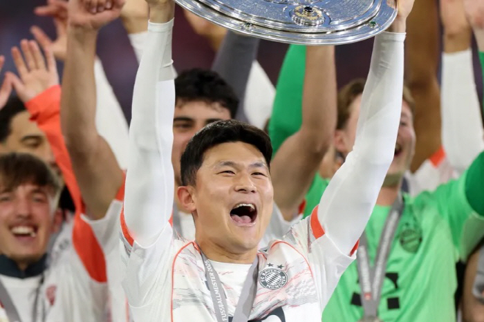 역시 아시아 GOAT 센터백...'한국 최초 대역사' 김민재, 트로피 제대로 번쩍!→하지만 끝없는 방출설