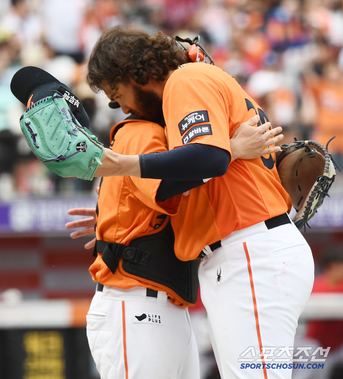 "모자 벗고 존경과 경의를…" 구단 최초 외인 MVP→RYU 넘은 K, …