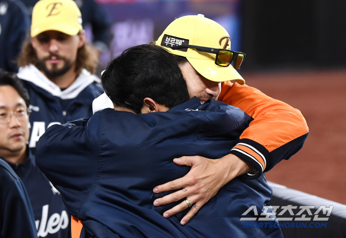 "모자 벗고 존경과 경의를…" 구단 최초 외인 MVP→RYU 넘은 K, …
