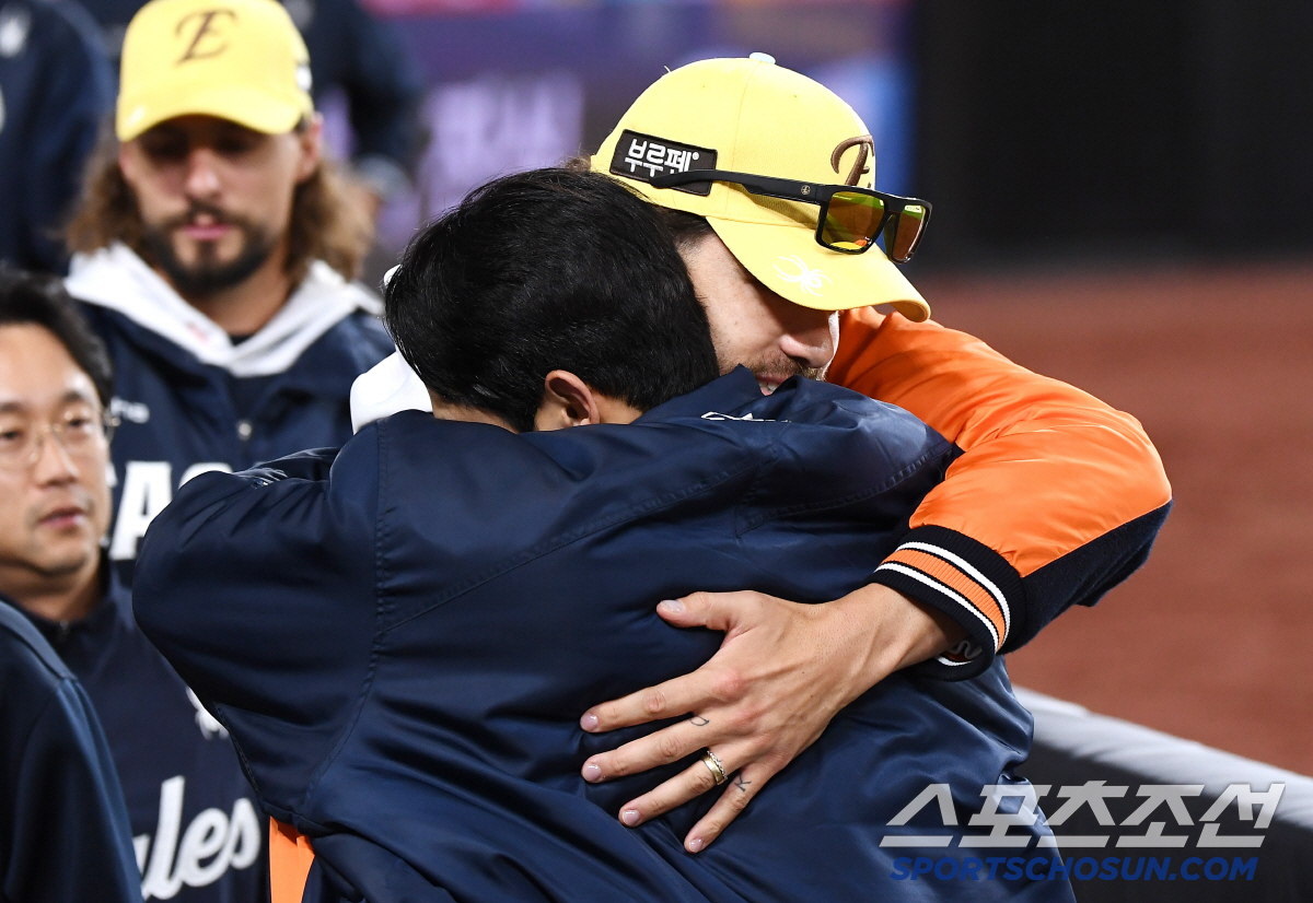 "모자 벗고 존경과 경의를…" 구단 최초 외인 MVP→RYU 넘은 K, …