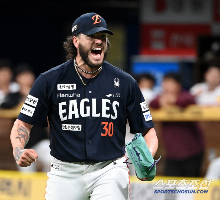 "모자 벗고 존경과 경의를…" 구단 최초 외인 MVP→RYU 넘은 K, …
