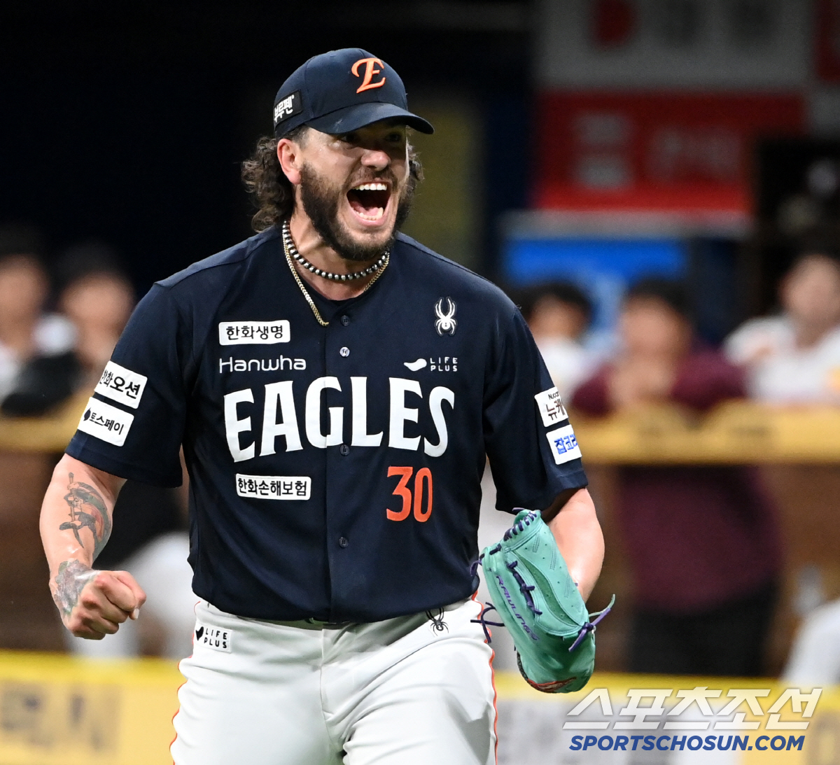 "모자 벗고 존경과 경의를…" 구단 최초 외인 MVP→RYU 넘은 K, …