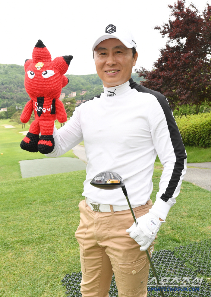 골프 중에도 어쩔 수 없는 축구 고민...홍명보 "중앙 MF+풀백 고심 …