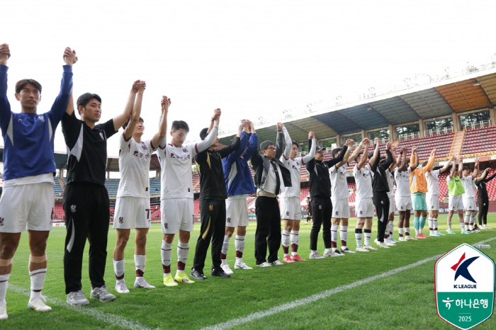 '몰수패 가능성 관심 집중'...포항, 'FIFA 징계' 광주 무자격 선수 출전 공식 이의제기...