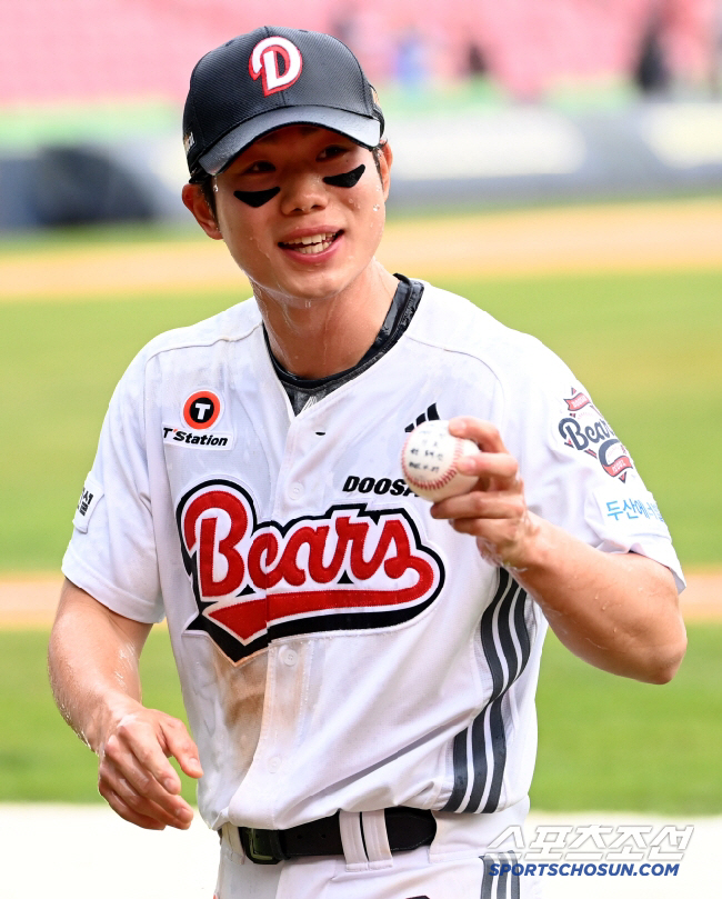 이 악물고 베이스 터치, 홈런성 타구에 전력 질주…'허슬두' 주전 도약 …