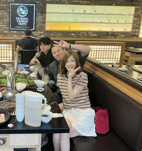 '이혼' 윤민수, 전처와 재회했다…子 윤후와 화목한 해외여행
