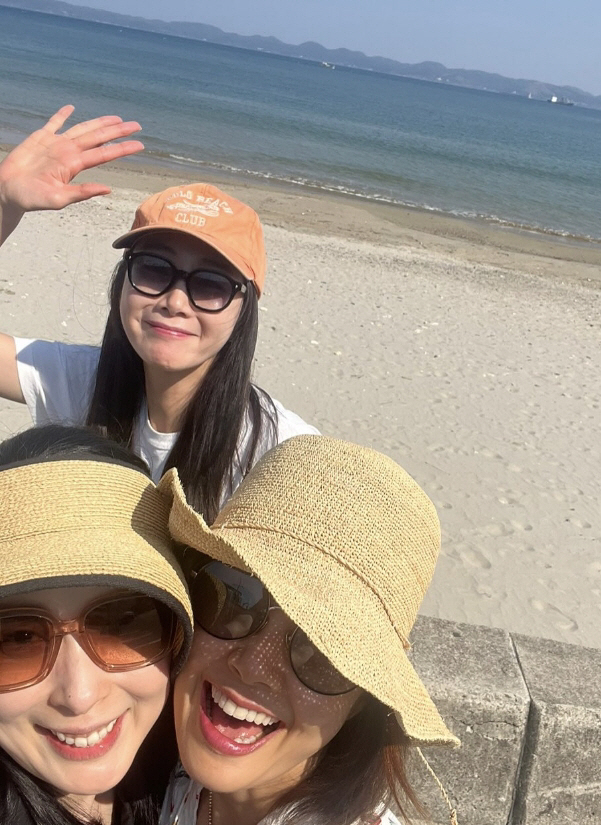 [SCin스타] 최지우, 5살 딸 육아 해방..'절친' 윤유선→신애라와 …