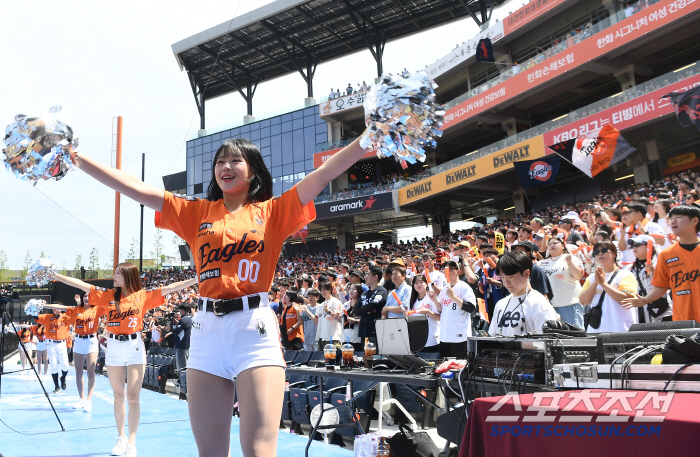 "스프링캠프가 PS 같았다"…백전노장도 감탄한 한화의 역대급 야구 열기,…