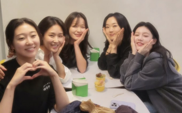 [SCin스타] ‘서정민 교수’는 여전하다…이봉련, 고윤정·한예지·손지윤과 훈훈 케미